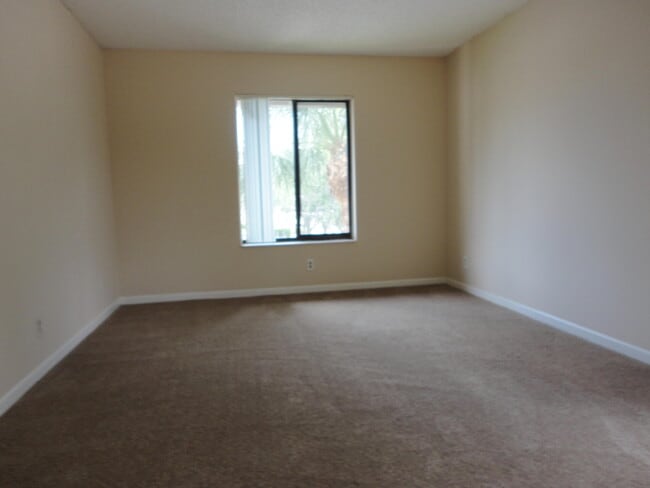 Building Photo - 207 Foxtail Dr