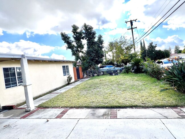 Building Photo - Cozy 2 Bedroom, 1 Bath Single Family Resid...