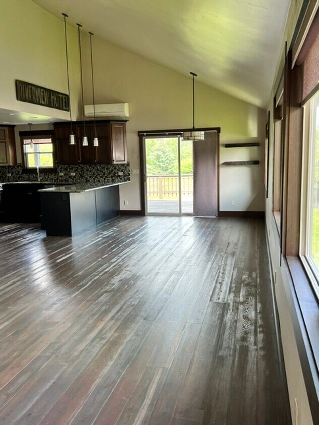 Foto del edificio - 3 Bedroom River Front Home!