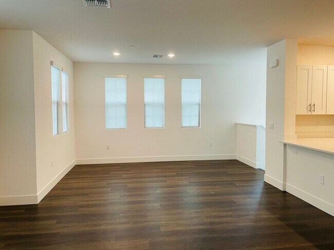 Foto del edificio - 5301 E Commerce Way