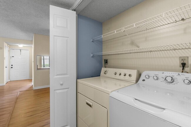 Building Photo - 707 Gardens Dr