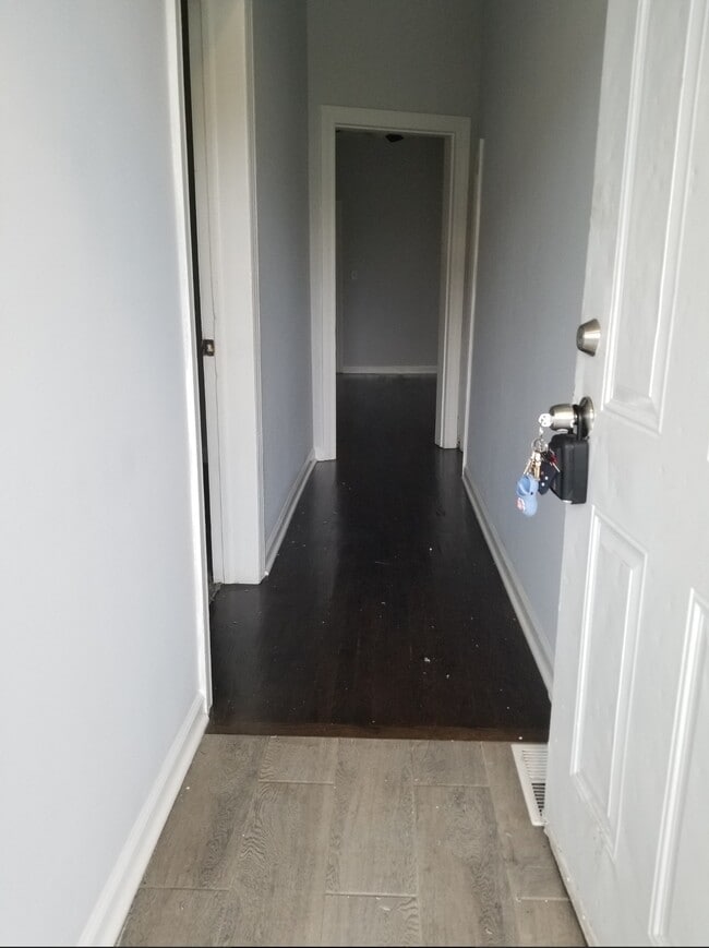 Building Photo - 4644 W Gladys Ave