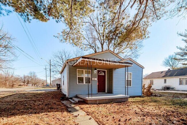 Building Photo - 1733 N Gladstone Ave