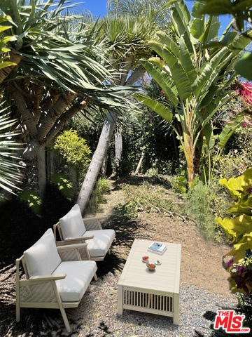 Building Photo - 609 N Doheny Dr