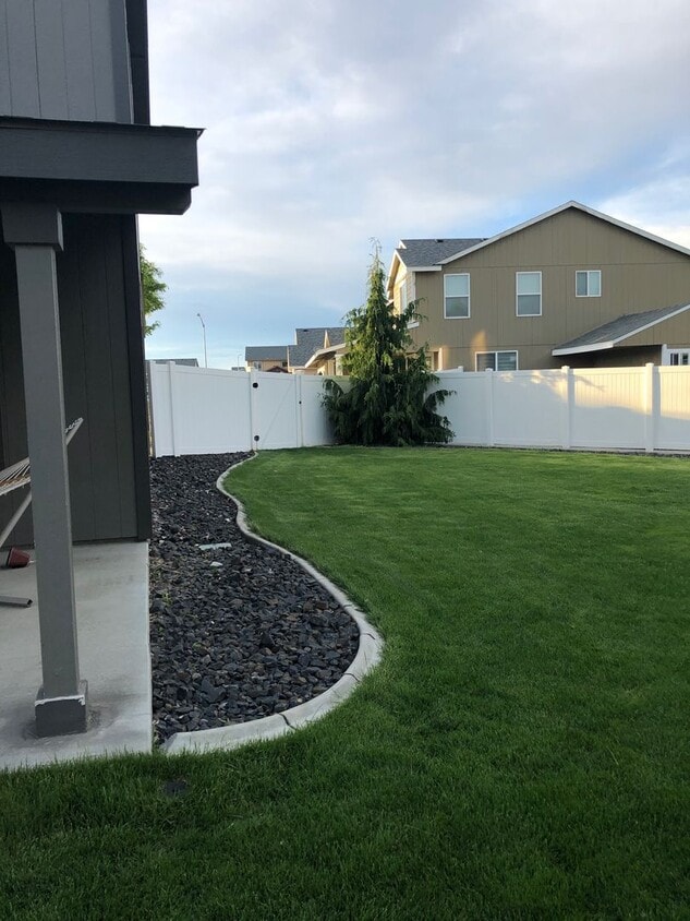 Building Photo - Extra Large Home For Rent, 4 Bedrooms!
