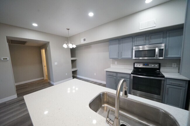 Building Photo - SHOWINGS AVAILABLE NOW