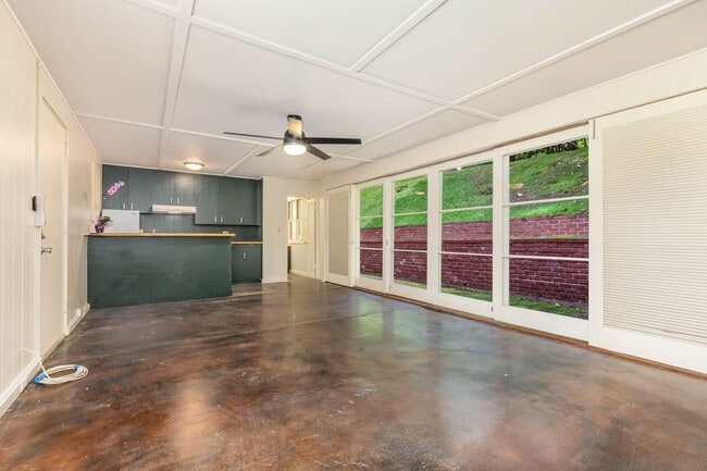 Photo - Rare Find: Tantalus Rustic Charm: Large: 1 Bdr/1 Bth:- Electric Included House