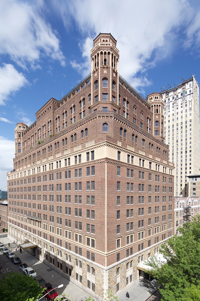 Corner of building - The Watermark at Brooklyn Heights