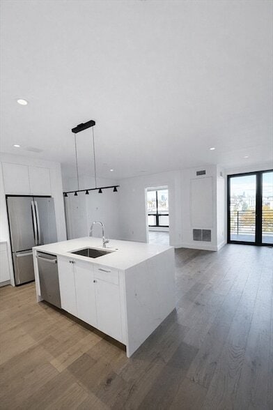 Building Photo - 1121 Dorchester Ave
