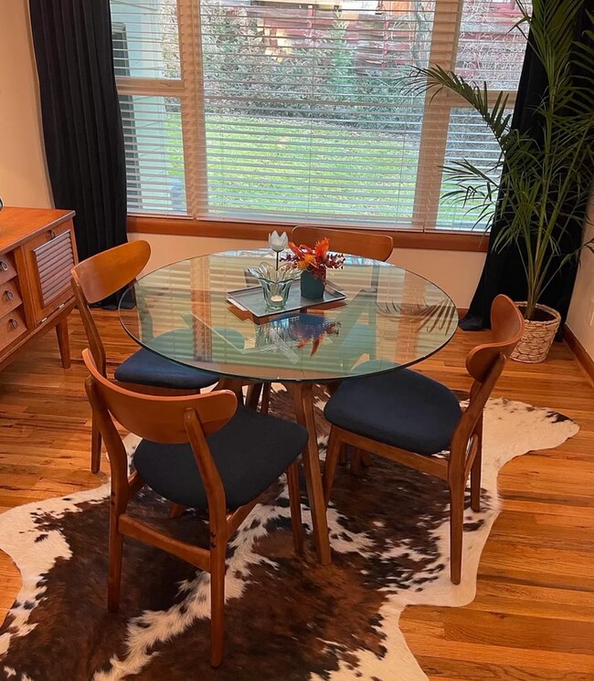 Building Photo - 2 Bedroom 1 Bath - Fully Furnished Home