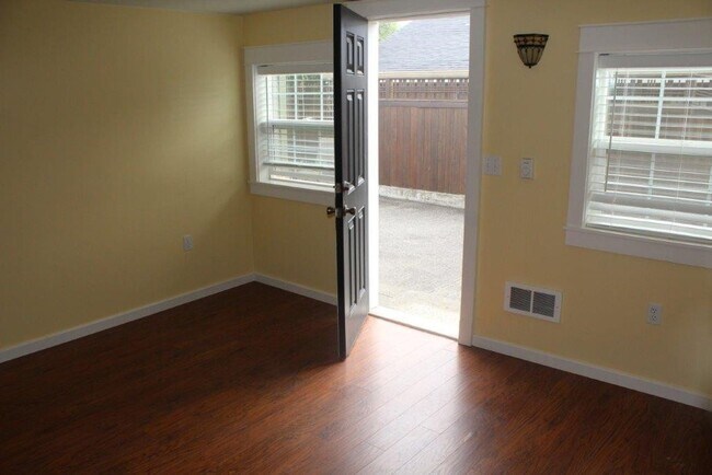 Building Photo - 1 br, 1 bath House - 250 12th Ave #2