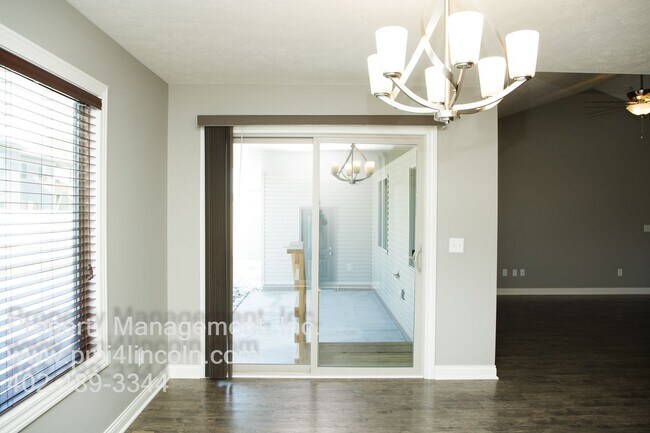 Foto del edificio - Ranch style house with 5 bedrooms and 3 baths
