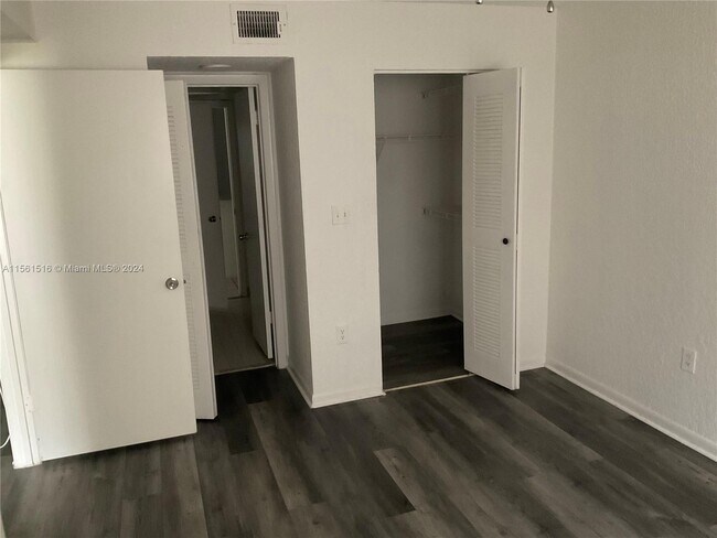 Foto del edificio - 2851 N Oakland Forest Dr