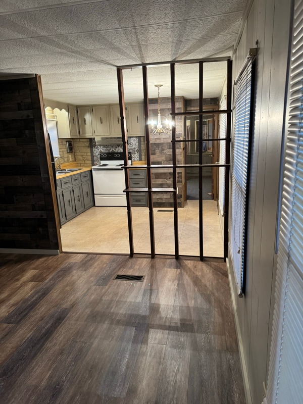 Building Photo - 655 Holbert Rd