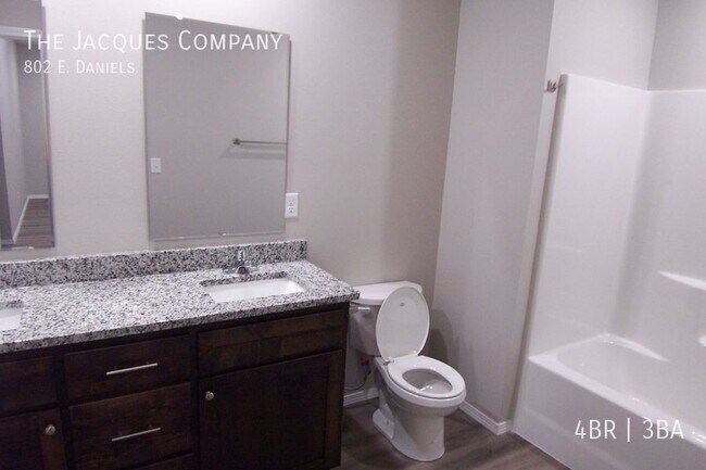 Foto del edificio - 802 E. Daniels-