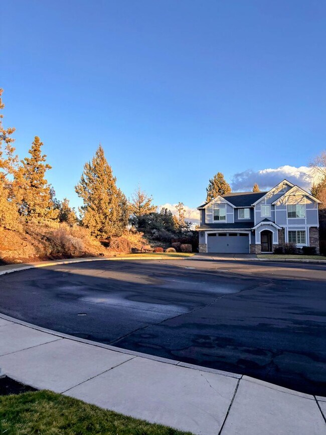 Foto del edificio - Stunning 5 Bedroom Lava Ridges Home on Private Cul-de-Sac!