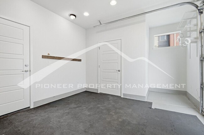 Building Photo - Spacious Townhouse with Central AC and 2-Car Garage