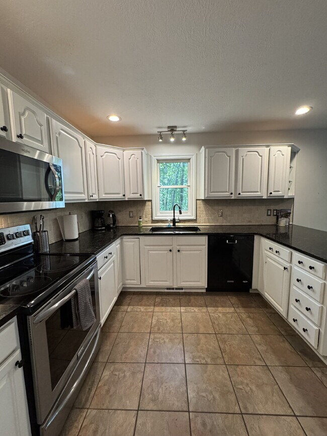 Foto del edificio - Fairview home 5 bedroom 3 1/2 bathroom home