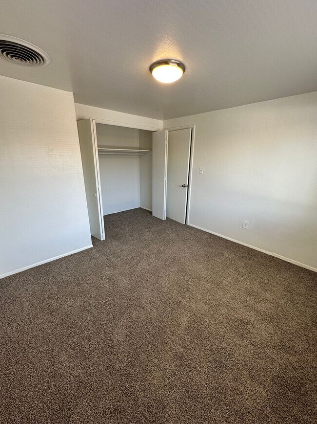 Foto del edificio - Move in Ready! Newly updated 1 bedroom 1 bath unit in secure building- Off Street Parking!