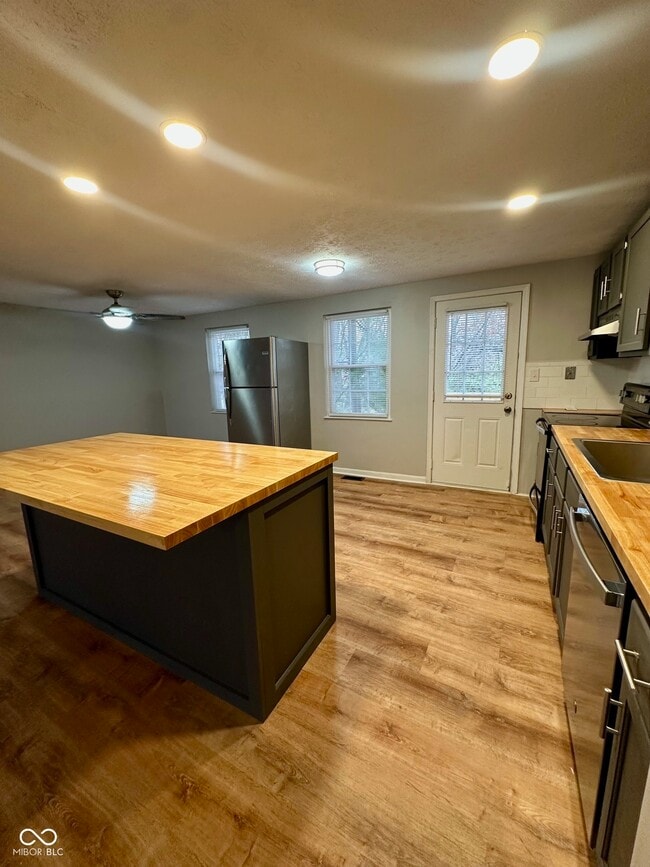 Foto del edificio - 5847 Lakeland Dr