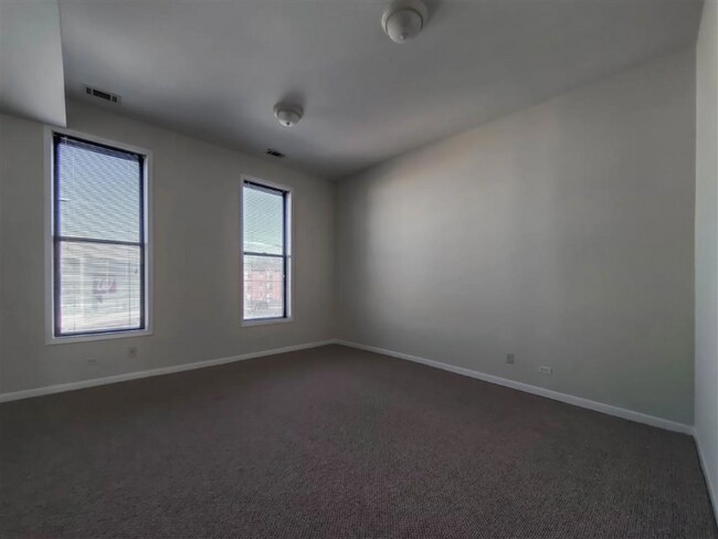 Building Photo - 1509 W Fullerton Ave