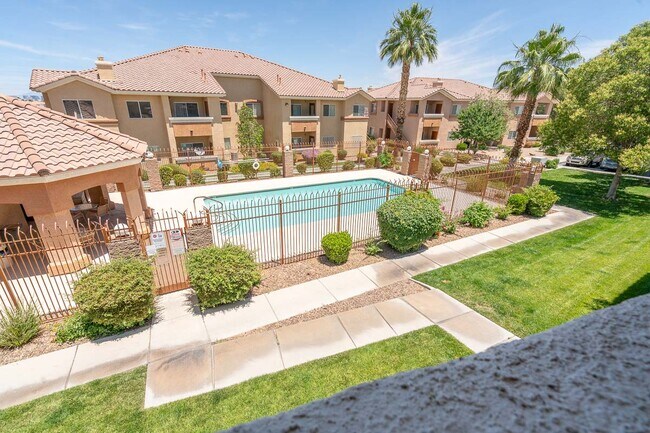 Área de la piscina Justo al otro lado del apartamento - 1050 E Cactus Ave