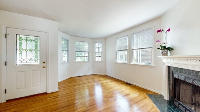 Building Photo - 22 Holman St