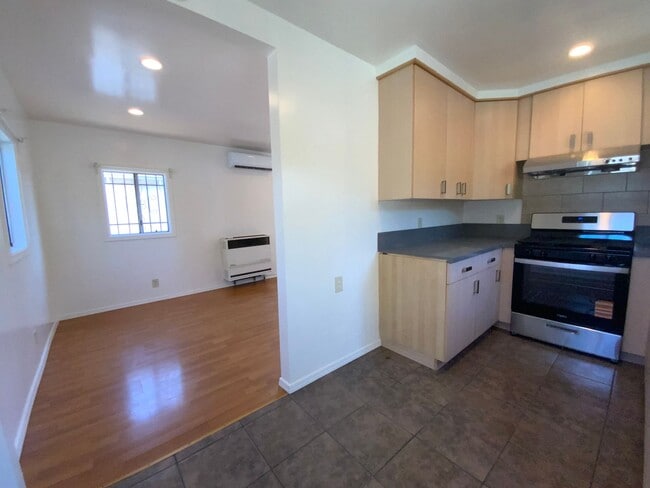 Building Photo - Studio Apartment located in the heart of Los Angeles, CA