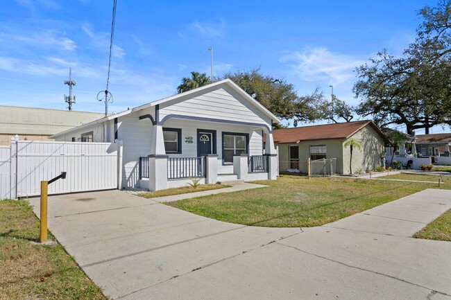 Building Photo - 1723 W La Salle St