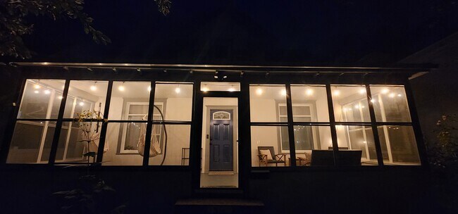 Acogedor porche con ambiente nocturno: relájese bajo las luces de cadena - 1901 -2301 Fillmore Street NE Minneapolis, MN 55418