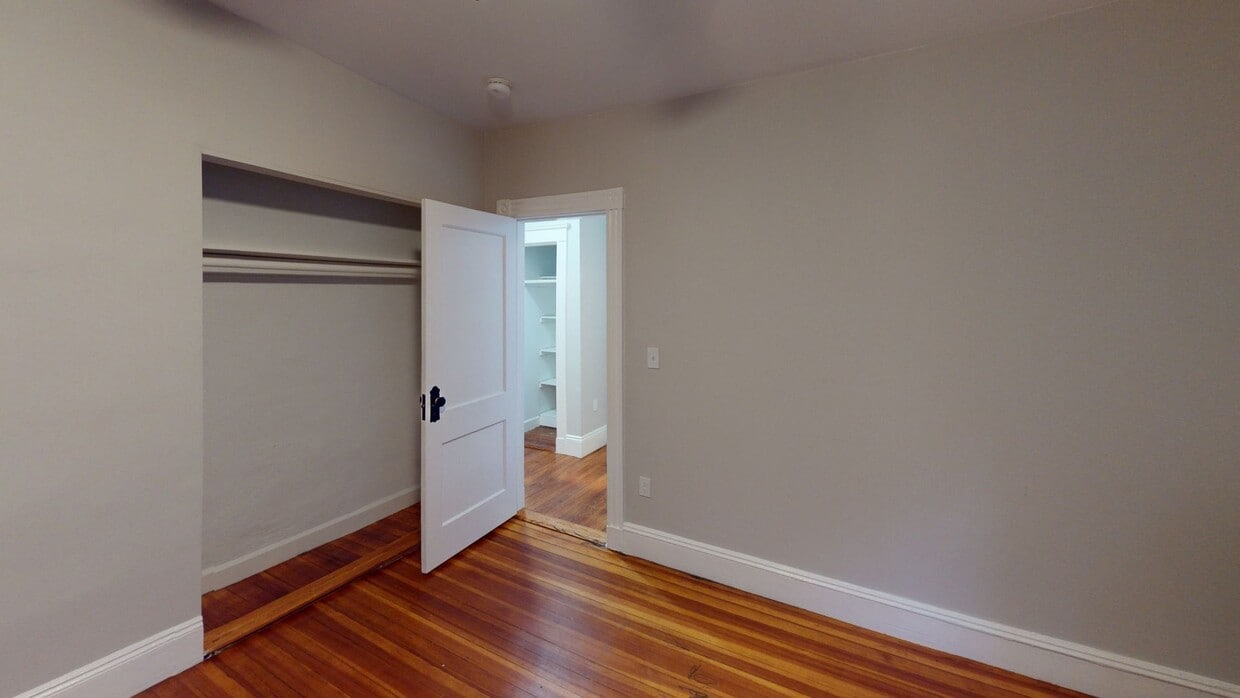 Building Photo - 4 bedroom Available NoW!!