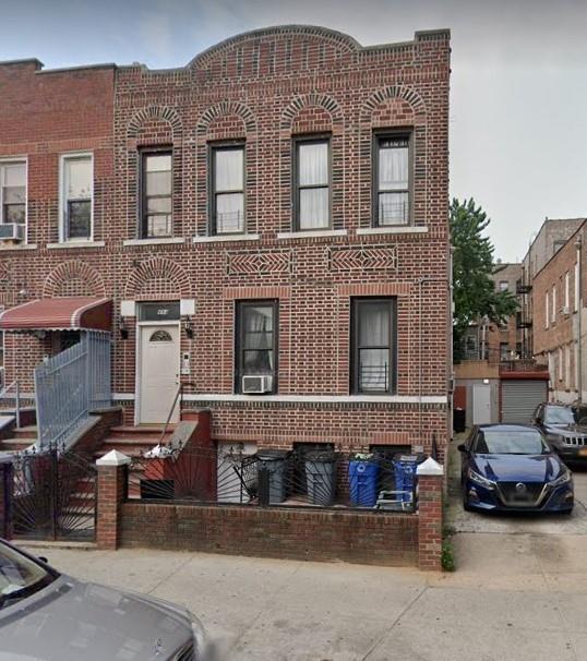 Building Photo - 494 E 95th St