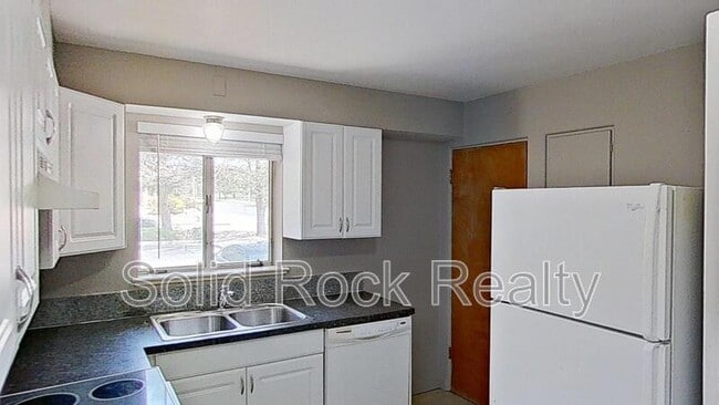Building Photo - 1520 E Pikes Peak Ave
