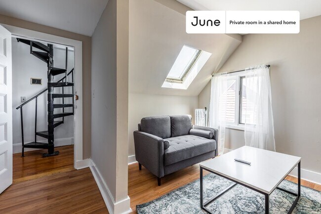Foto del edificio - Room in Shared 9 bed/2 bath home