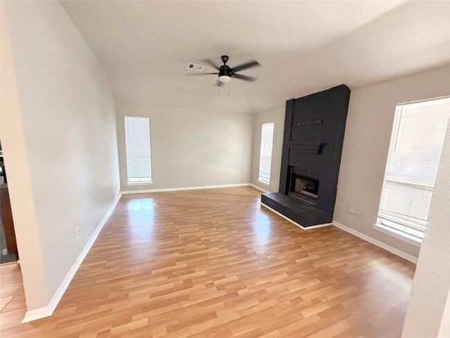 Foto del edificio - 7111 Feather Creek Dr