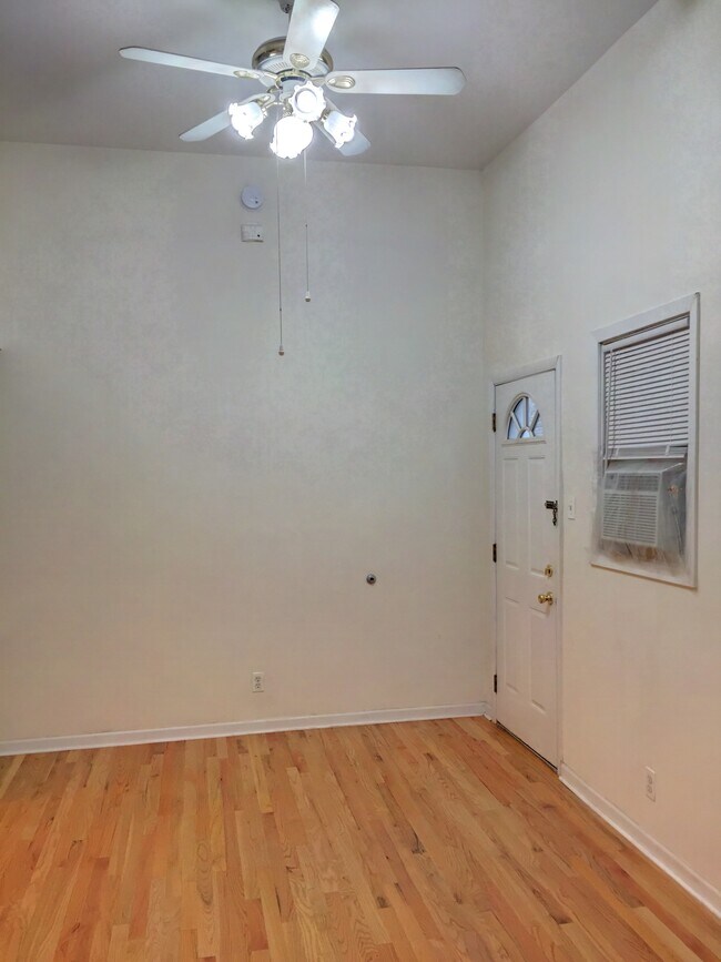 Building Photo - 1741 W Potomac Ave