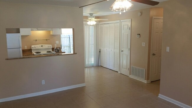 Building Photo - 1000 Pineview Blvd