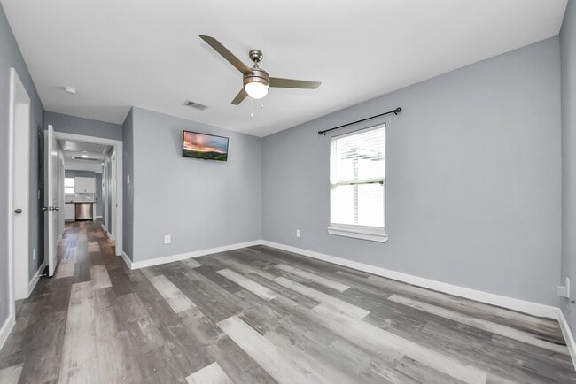 Building Photo - 618 Maple Way St