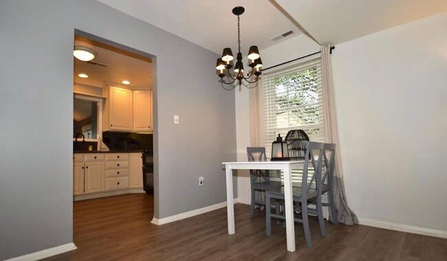 Building Photo - 6485 Heatherfield Way