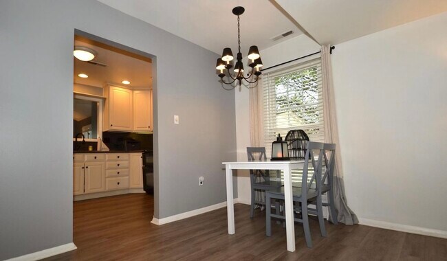 Foto del edificio - 6485 Heatherfield Way