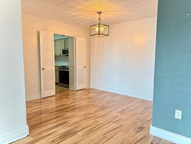 Foto del edificio - Spacious Condo—Utilities and Parking Inclu...