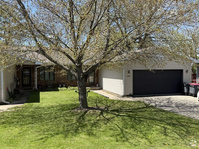 Building Photo - 5507 S Kennedy Dr