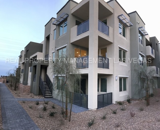 Foto del edificio - LUXURY SUMMERLIN TOWNHOUSE! BRAND NEW!