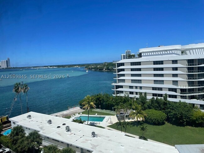 Foto del edificio - 10350 W Bay Harbor Dr