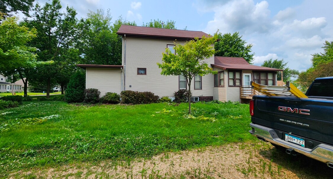 Building Photo - 309 Cleveland Ave E