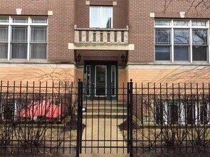 Building Photo - 4233 N Kenmore Ave