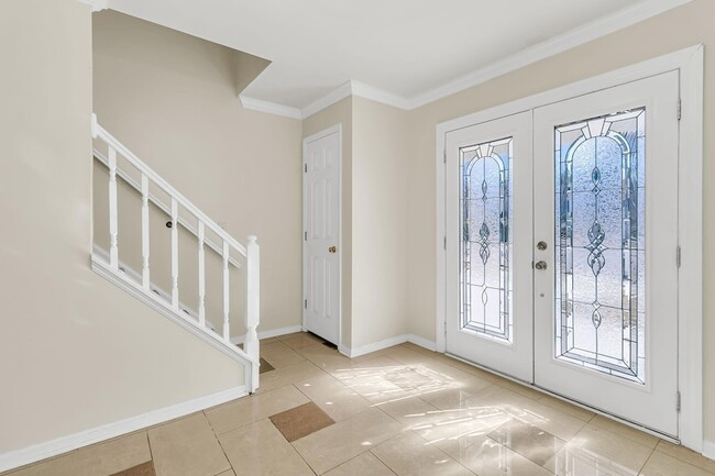 Building Photo - 121 Sully St