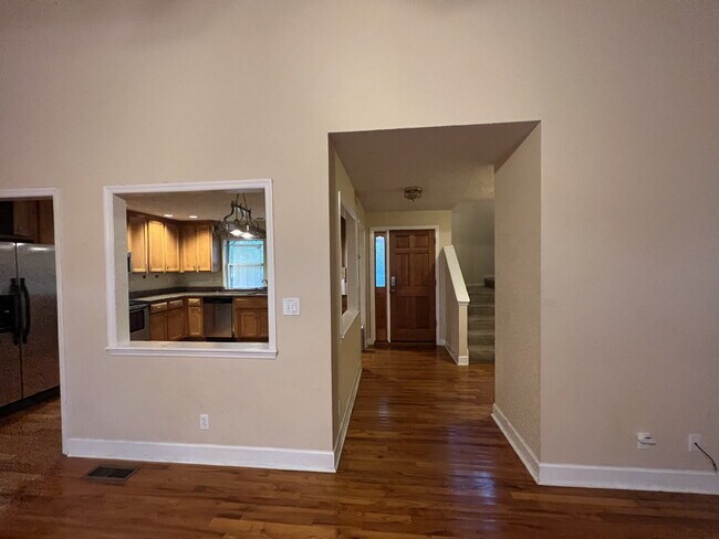 Foto del edificio - Massive 3 Bedroom 2.5 Bathroom Single-Family Home with Real Hardwood Floors and a Huge Two-Car Ga...
