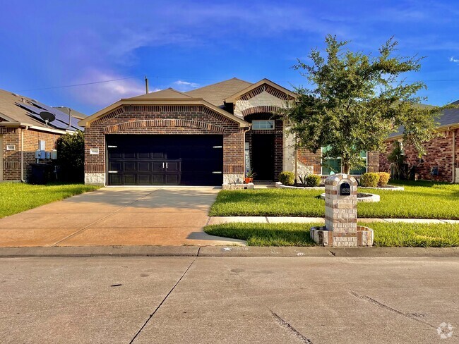 Beautiful one-story home in the Goose Creek School District, in a safe neighborhood. - 1939 Manor Dr