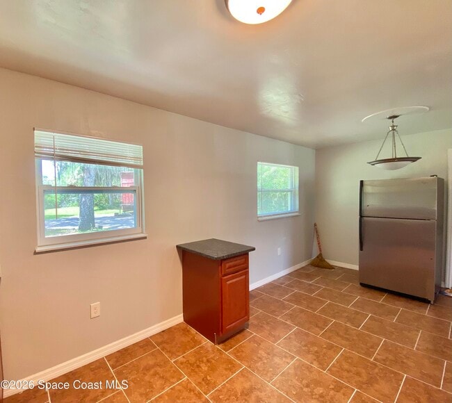 Building Photo - 555 Kings Way